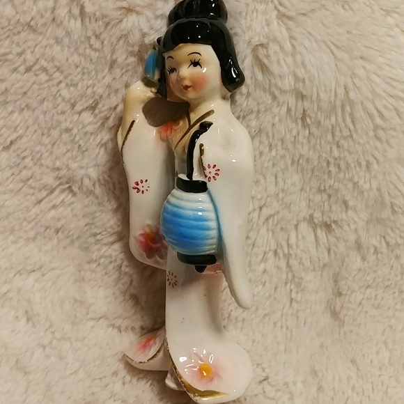 Japanese Porcelain Lady with Lantern - Picture 9 of 10